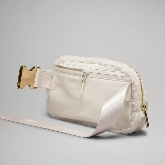 Lululemon Everywhere Belt Bag 1L Fleece - Picture 2 of 8